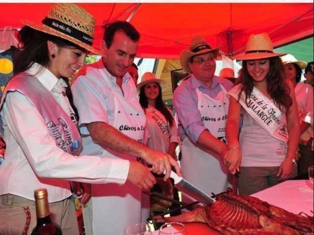 Paco P�rez, distendido en Malarg�e, troz� el chivo que luego degust� junto a Celso Jaque y las reinas locales