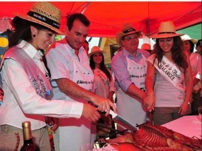 Paco P�rez, distendido en Malarg�e, troz� el chivo que luego degust� junto a Celso Jaque y las reinas locales