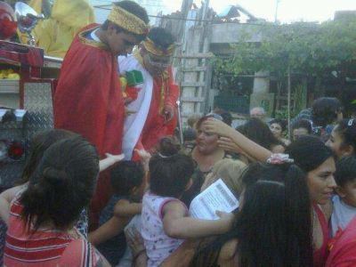 Los Reyes Magos junto a Fernando y la JP Matanza en Luzuriaga 