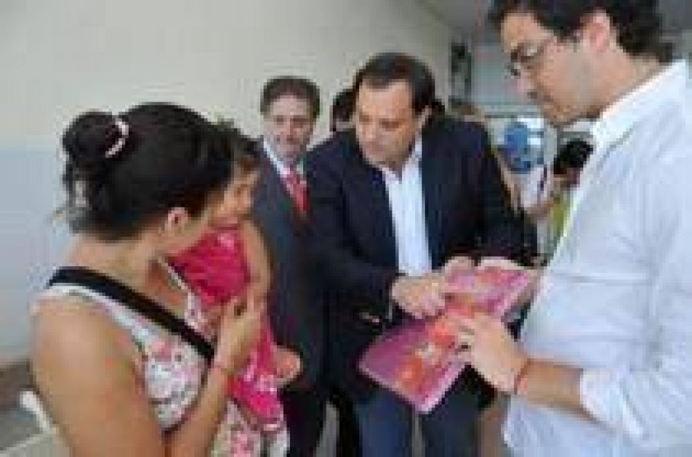 El ministro de Salud entreg� juguetes en el Hospital de Ni�os 