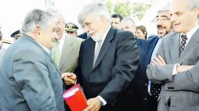 Mujica ratifica a su ministro del Interior ante una ola de violencia