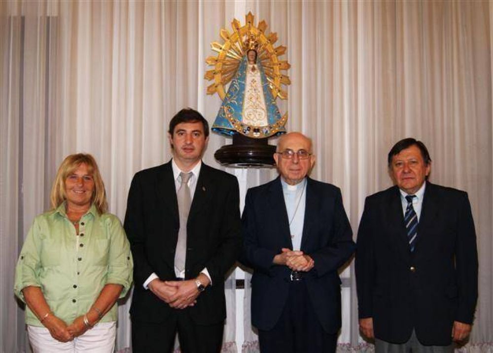 LUJ�N - MONSE�OR RADRIZZANI RECIBIO AL DR. OSCAR LUCIANI