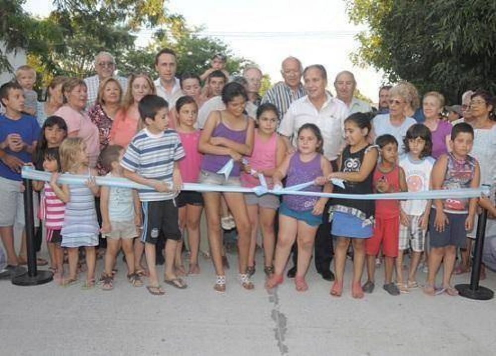 Descalzo inaugur� m�s pavimento para el Barrio Nueve de Septiembre