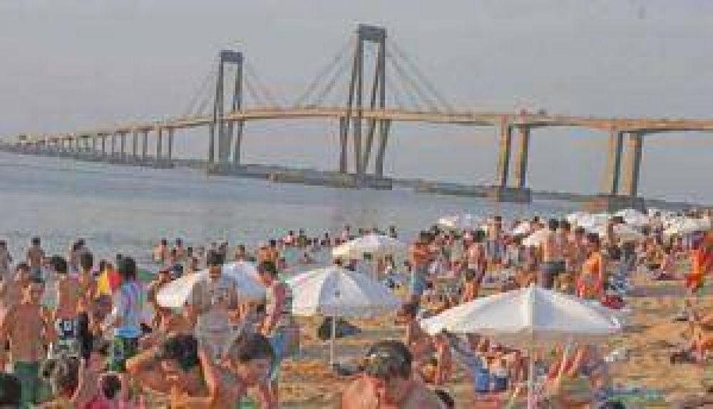 Chaque�os colmaron las playas correntinas y colaps� el tr�nsito en el puente Belgrano