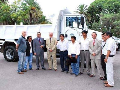 El Gobierno de la provincia entreg� cami�n para el municipio de Santa Catalina