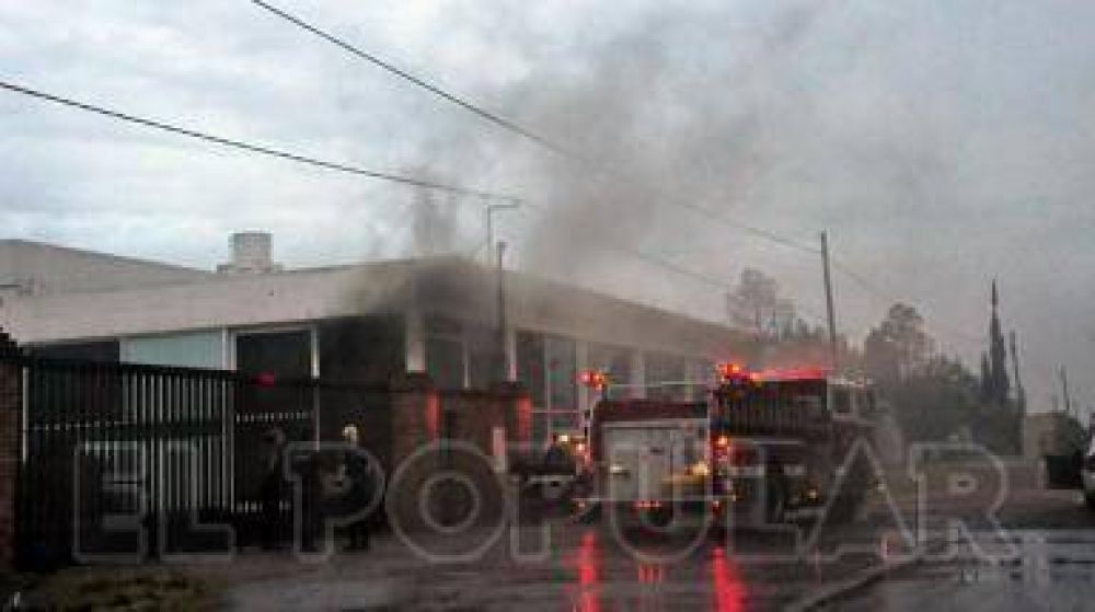 Se incendi� parte de un taller mec�nico 