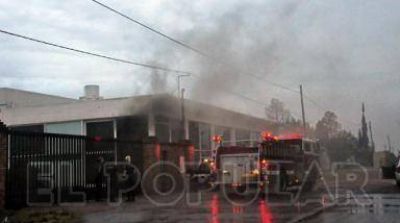 Se incendi� parte de un taller mec�nico 