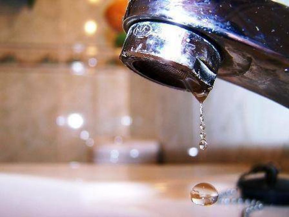 Contin�a la falta de agua en algunos sectores  
