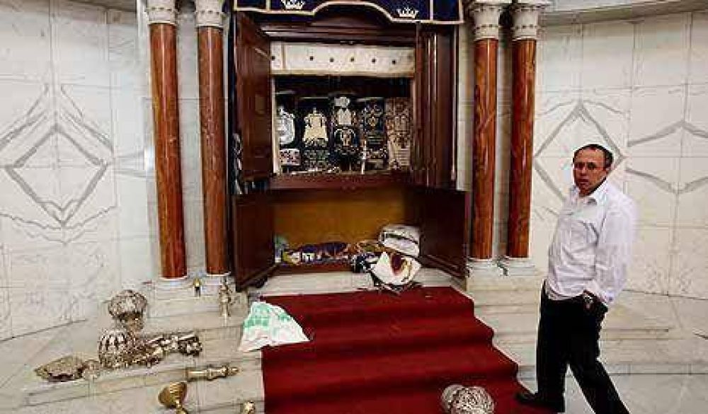 Un grupo armado atac� el principal templo jud�o de Venezuela