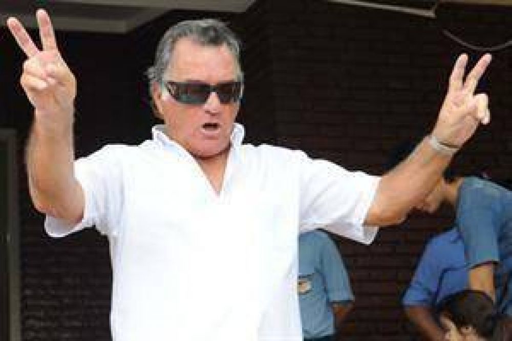 Barrionuevo presiona a Moyano para que convoque a un paro