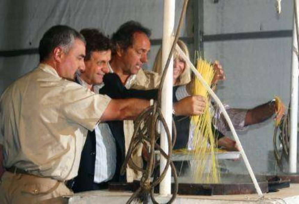 Los pescadores inauguraron su XXX Fiesta Nacional y firmaron convenio para la modernizaci�n de las lanchitas amarillas