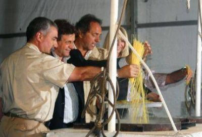 Los pescadores inauguraron su XXX Fiesta Nacional y firmaron convenio para la modernizaci�n de las lanchitas amarillas