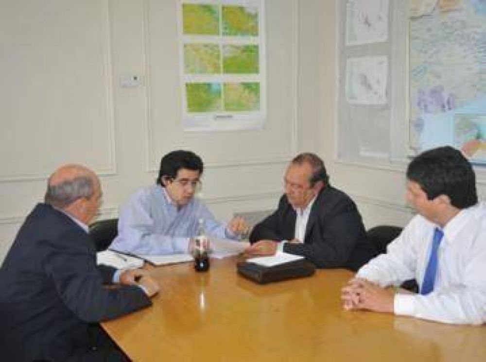 Arl�a le entreg� dos subsidios al Intendente Carlos S�nchez 