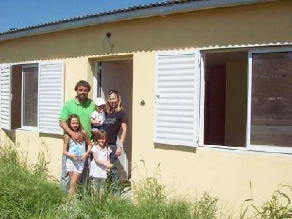 EN G�EMES Y ALEM, YA OCUPARON SUS CASAS LOS ADJUDICATARIOS 