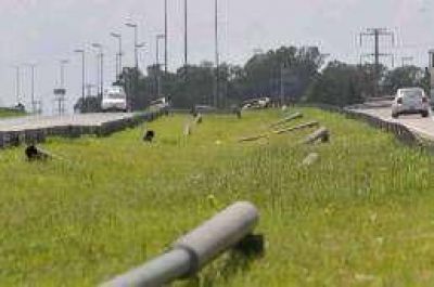 Otra vez se roban columnas y carteles en la Circunvalaci�n 