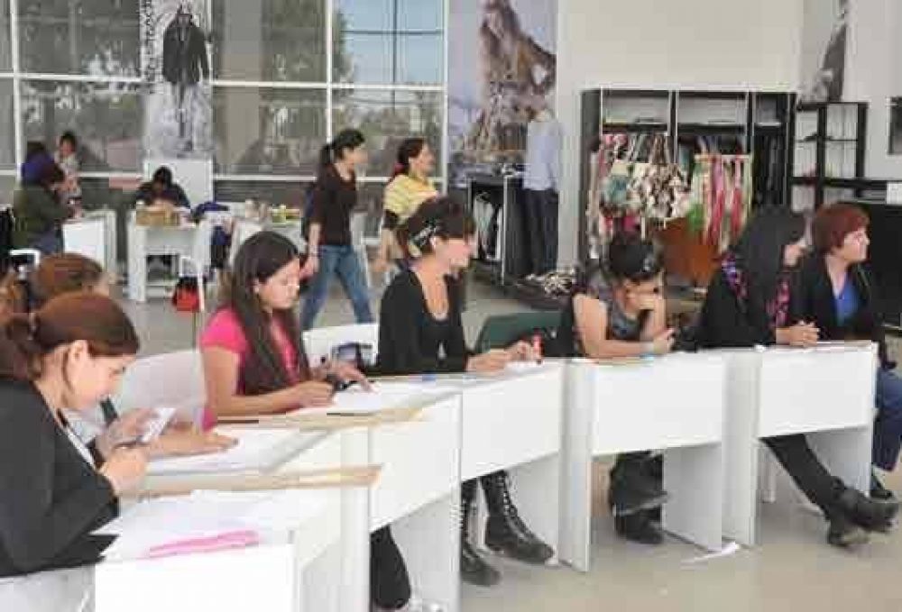 MALVINAS ARGENTINAS: Actividades de verano en el Polideportivo 