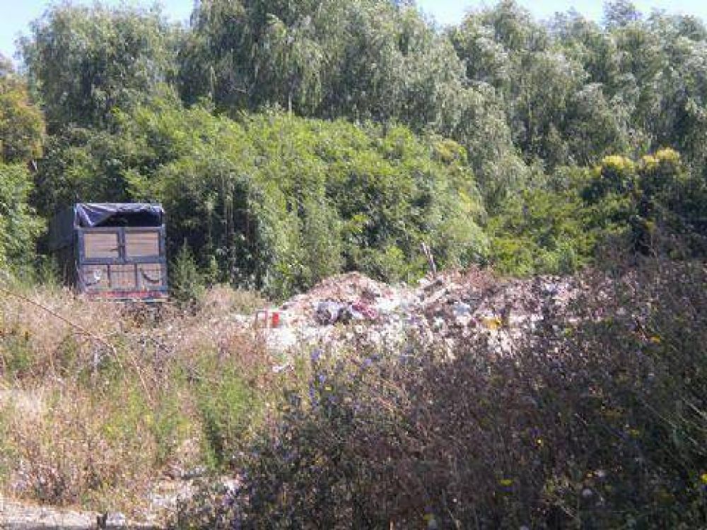 Vecinos berissenses viven a metros de un gran foco de basura y contaminaci�n