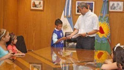 Ferraresi entreg� becas de estudio a ni�os y j�venes de Avellaneda