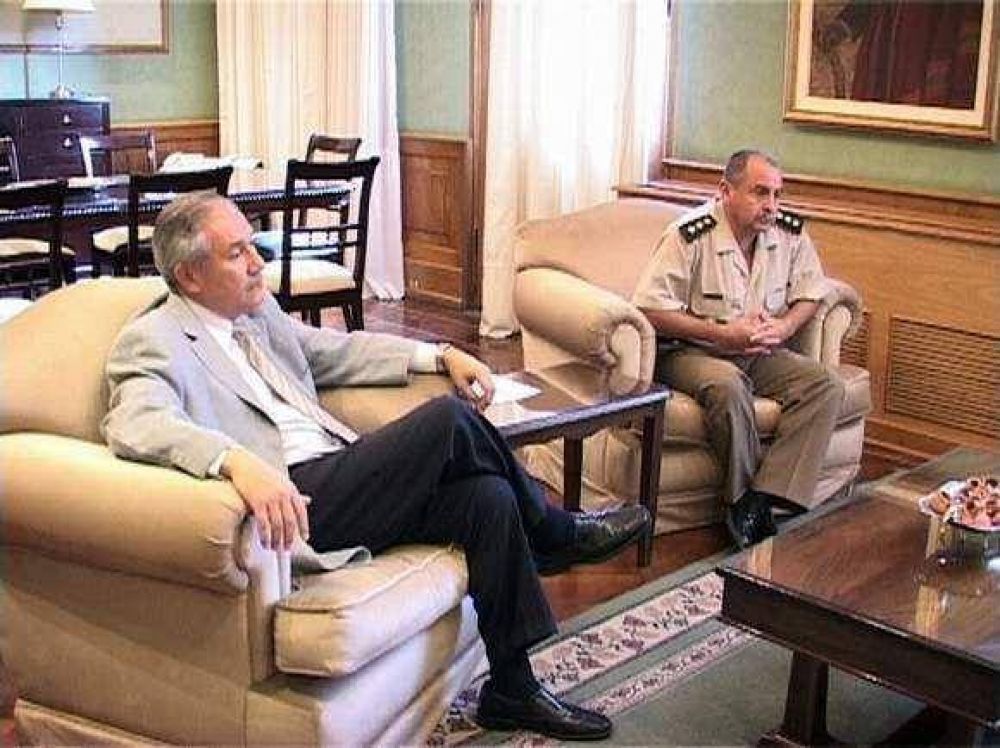 El Gobernador Barrionuevo recibi� a c�pula de Agrupaci�n IX de Gendarmer�a.