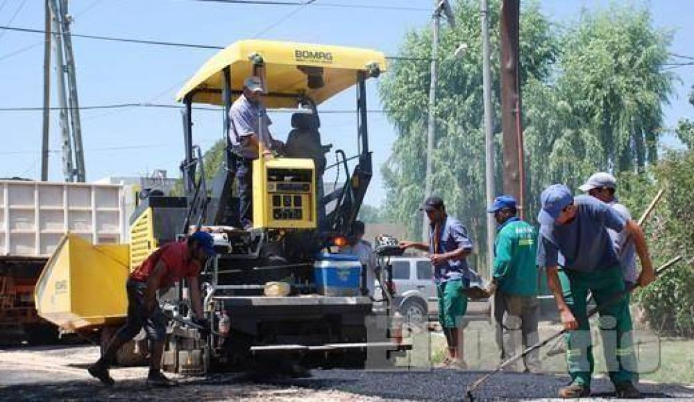 Avanzan sobre mil metros de asfaltos en Presidente Derqui 