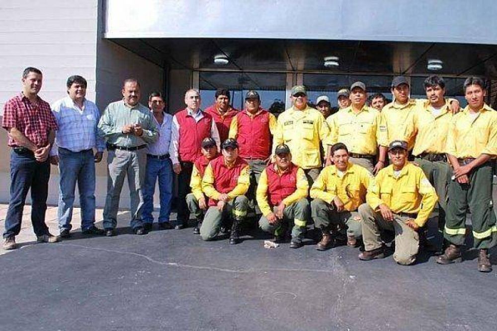 Los brigadistas juje�os cumplen guardia de cenizas en Chubut