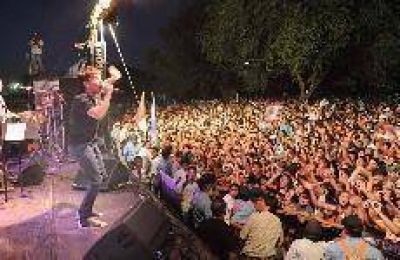 Una multitud bail� al ritmo del cuarteto en la costa del r�o Cuarto