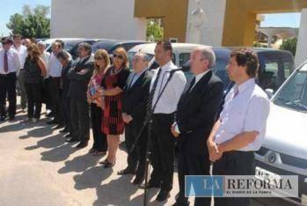 Jorge entreg� utilitarios a centros asistenciales de la provincia