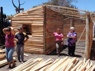 Construyen viviendas a familias damnificadas