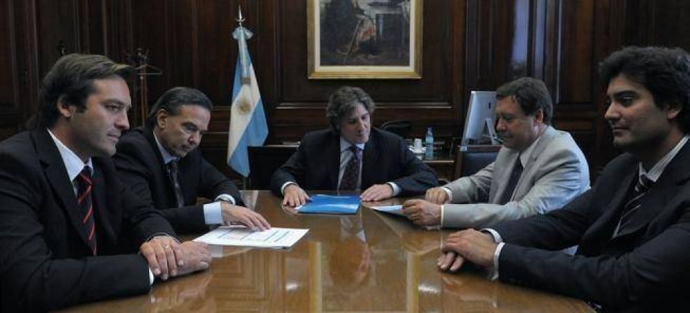 R�o Negro: Asumi� como ministro el hijo de Pichetto y la Rosada ya le gir� 23 millones