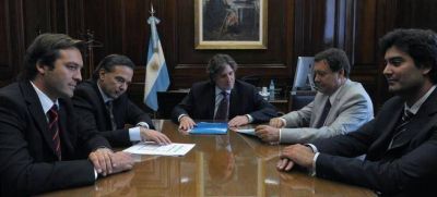 R�o Negro: Asumi� como ministro el hijo de Pichetto y la Rosada ya le gir� 23 millones