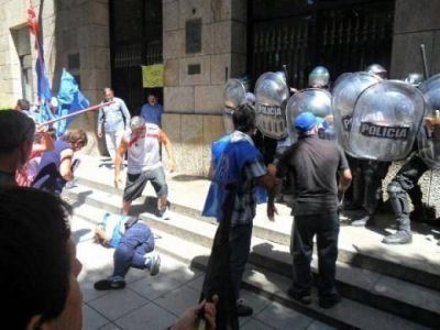 �La represi�n demuestra a las claras lo alejado que est� el gobierno municipal de la pol�tica nacional�