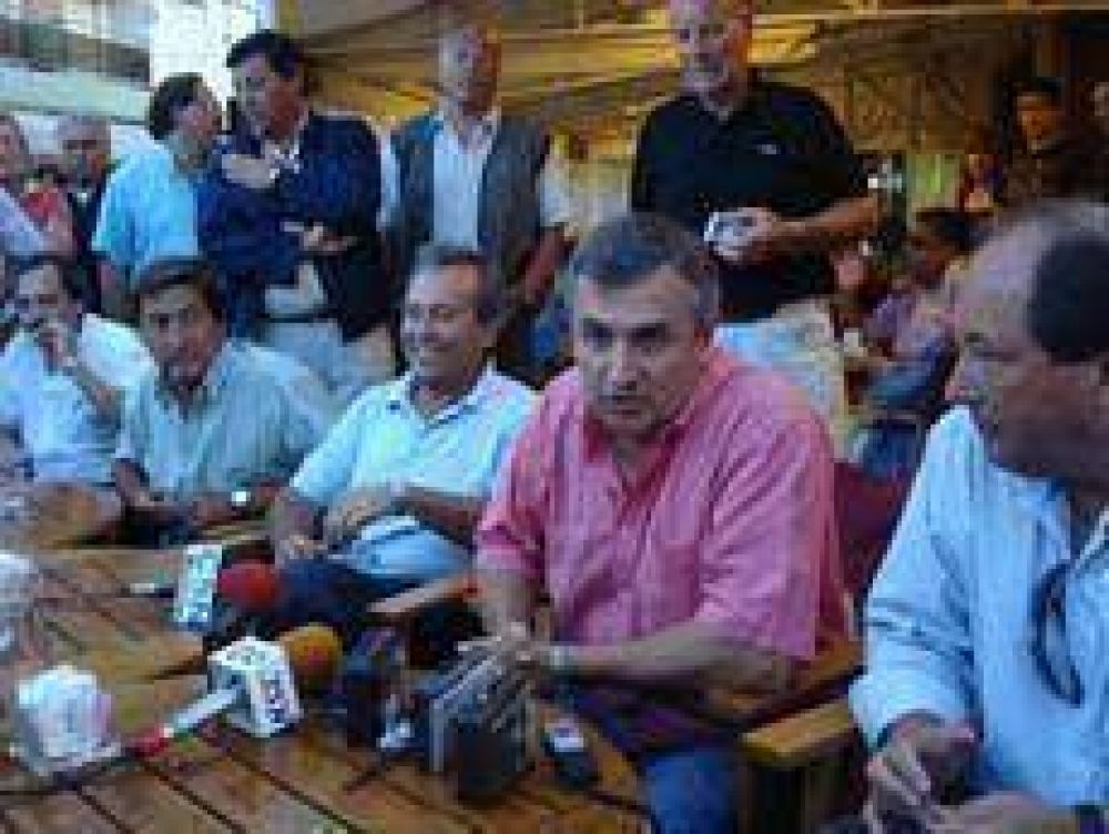 Morales no descart� la posibilidad de incluir a Cobos en el armado electoral.