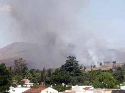 Un bosque de pinos arde en un cerro cercano al club Uncas.