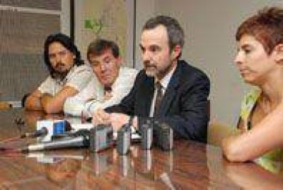 Se trata de un meningococo �C� y no descartan vacunaci�n masiva.