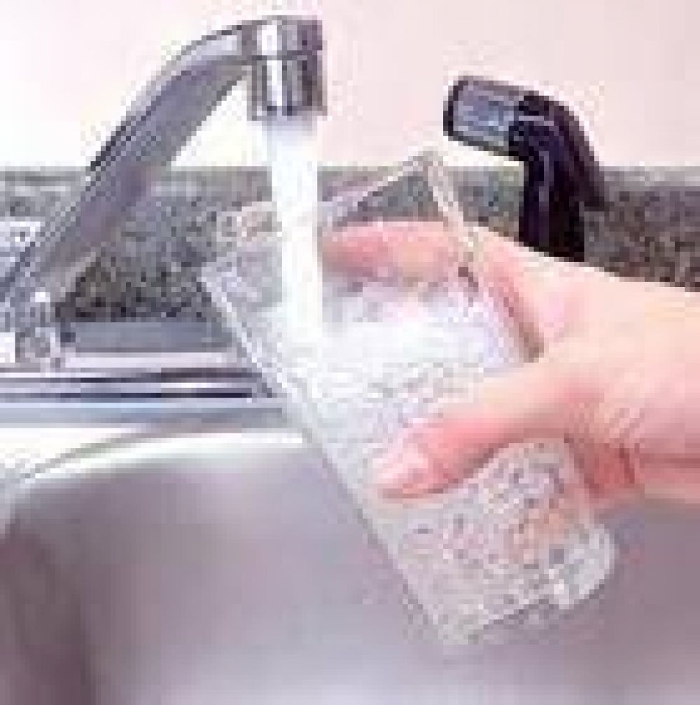 Desde Obras Sanitarias reconocen la falta de presi�n y el mayor consumo de agua en la ciudad