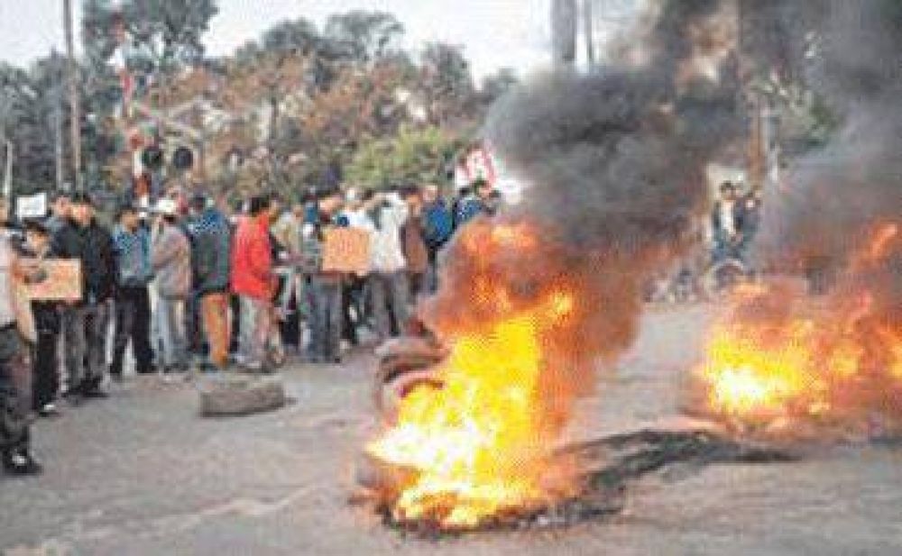 Vecinos se movilizan para pedir por el arreglo de la ruta 26.