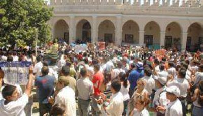Por primera vez, los polic�as activos realizaron una marcha en reclamo de mejoras salariales.