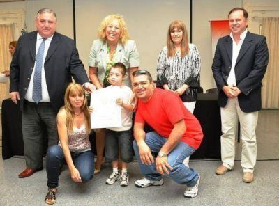 Unas 200 familias campanenses recibieron la escritura de sus viviendas en un emotivo acto