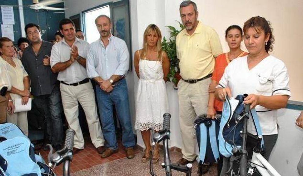 La Municipalidad entreg� 29 bicicletas y mochilas a agentes sanitarios