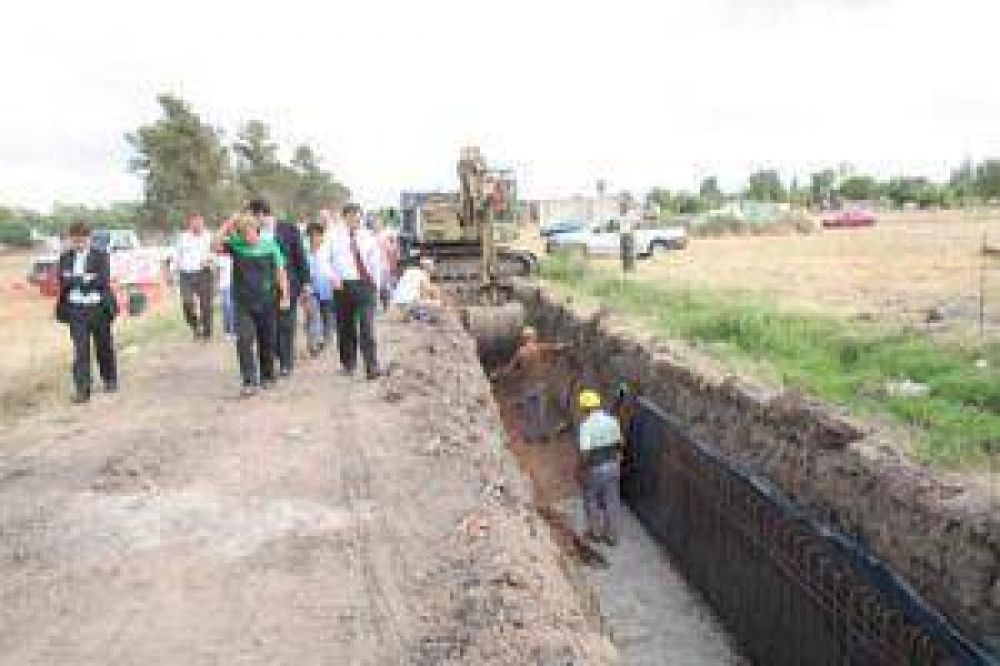 Inspeccionan obras de infraestructura en plena ejecuci�n en Florencio Varela.