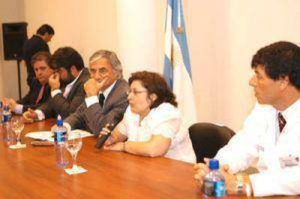 La ministra Graciela Oca�a recibi� a las nuevas autoridades del hospital 