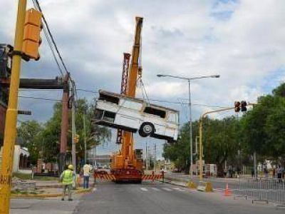 Removieron peligrosa estructura de un colectivo que estaba en altura
