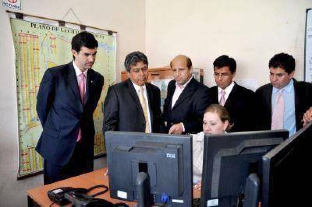 Urtubey visit� junto al Prefecto de Tarija la sede del Sistema de Emergencias 911 