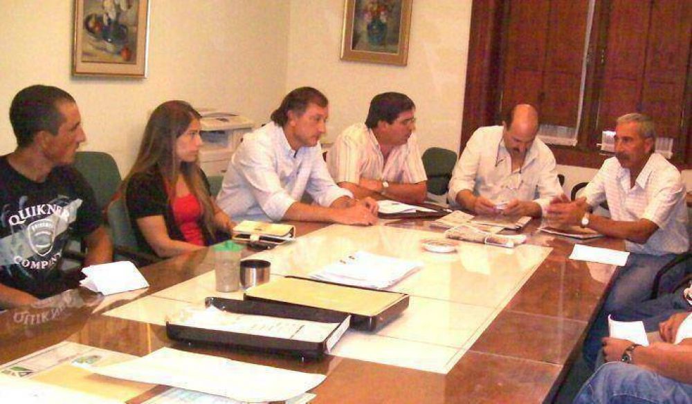 Concejales se reunieron con obreros que trabajan en la separaci�n de residuos.