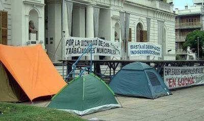 Reclamos salariales: sindicatos de empleados municipales acampan en Azul y Tandil