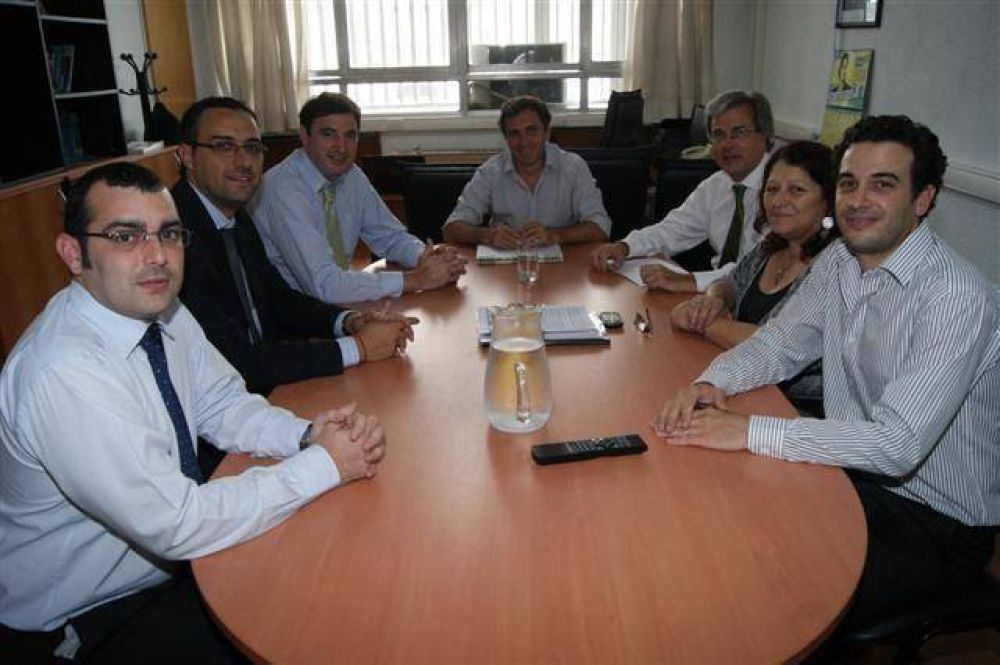 LUJ�N - REUNION ENTRE EL SUBSECRETARIO DE POLITICAS SOCIO-ECONOMICAS Y EL DR. OSCAR LUCIANI EN LA PLATA