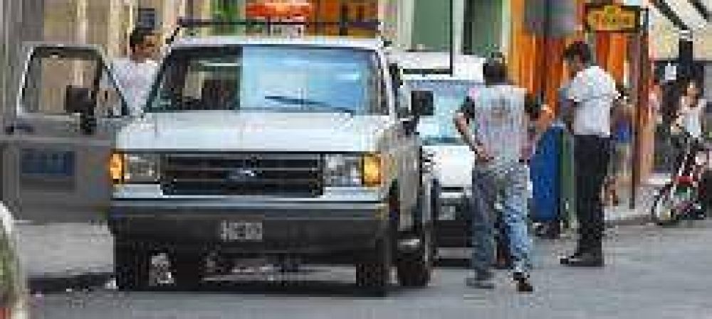 La prohibici�n del estacionamiento debut� con 25 veh�culos al corral�n 