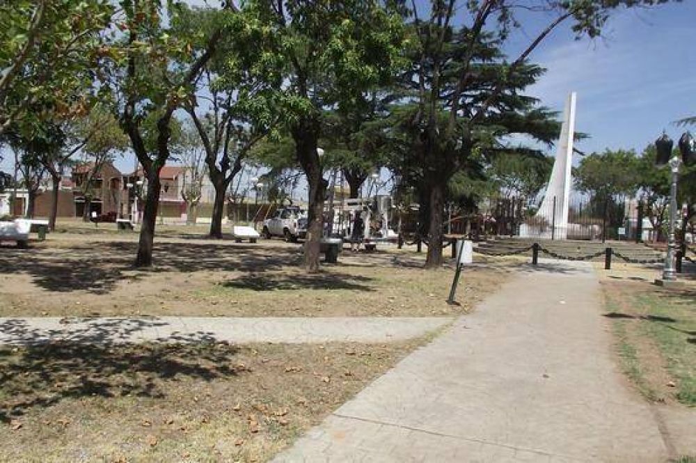 El Municipio coloca nuevas farolas en la Plaza Italia