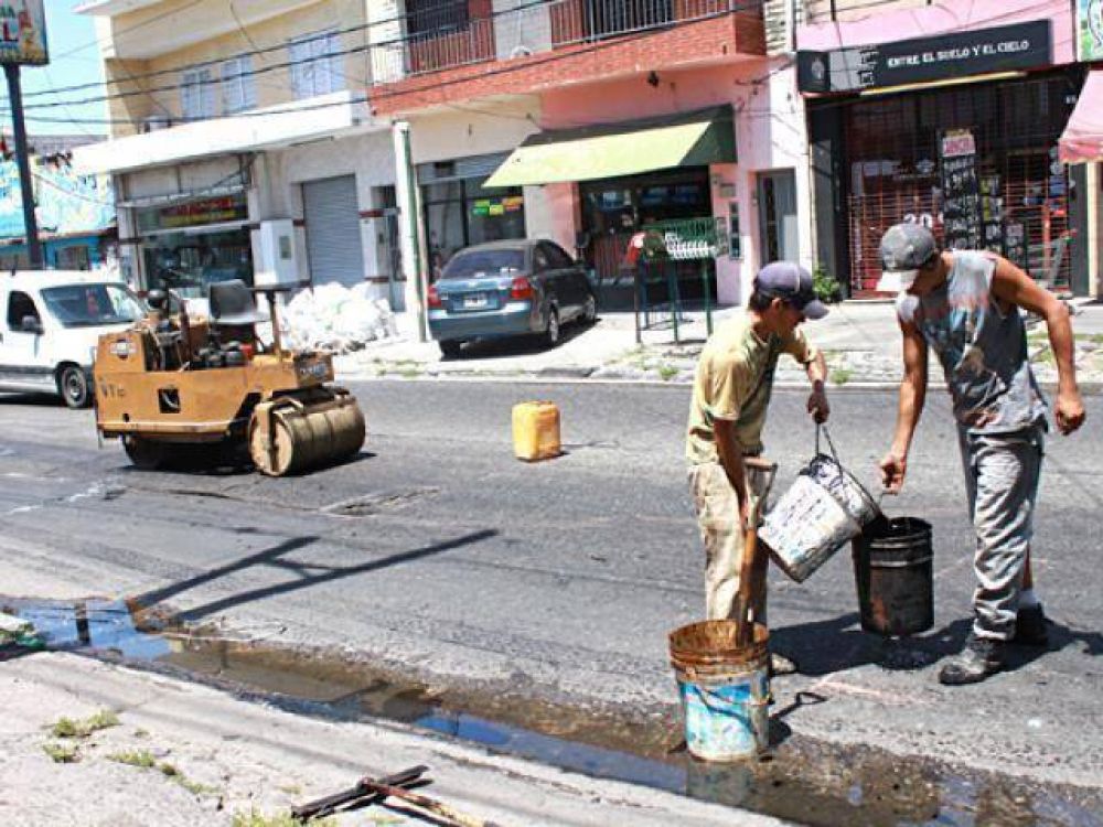 Reparan el asfalto en Avenida Mitre
