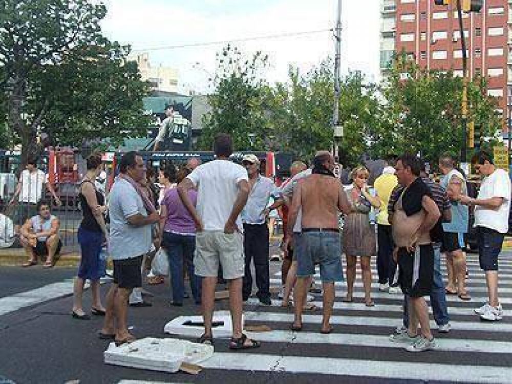 LANUS: Vecinos de Escalada cortaron la avenida por falta de luz